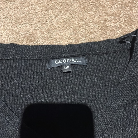 Small back long sleeve. Never worn - Picture 2 of 2